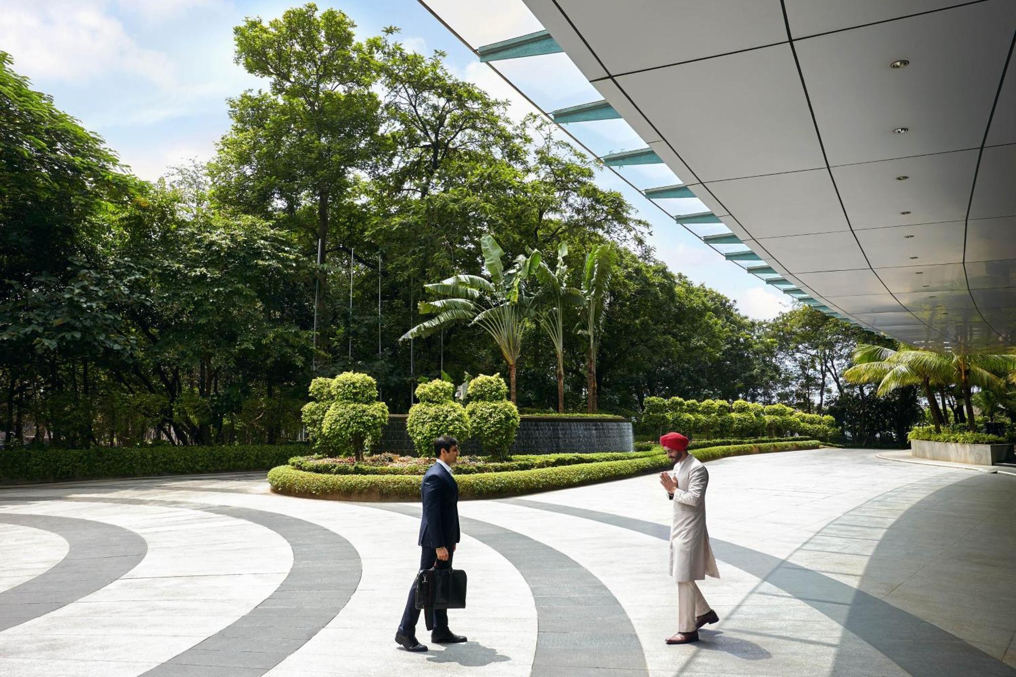 The Westin Mumbai Garden City Hotel Exterior photo